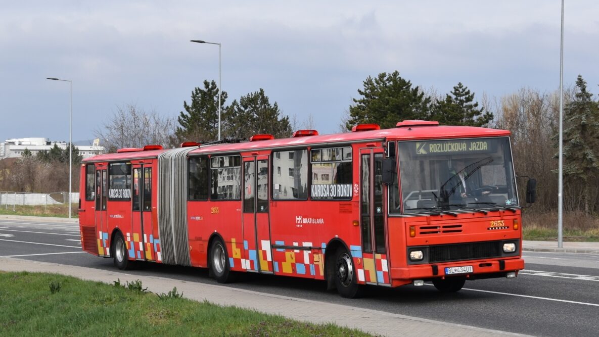 První kloubový autobus obdržela Bratislava již v roce 1986. Šlo o jeden z vozů ověřovací série v linkovém provedení C 744. Městské vozy označené jako typ B 741 následovaly až od roku 1991. Celkem bylo předáno do provozu 109 kloubových autobusů řady 700, z toho 107 v městské verzi. (foto: Petr Vozárik)