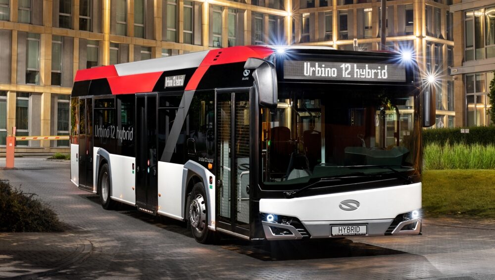 Hybridní Urbino na propagační fotografii výrobce. (foto: Solaris Bus & Coach)
