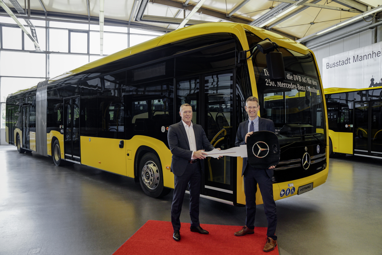 Autobus eCitaro G je zároveň 250. dodaným autobusem značky Mercedes-Benz do Drážďan od roku 1990. Vpravo si symbolický klíč přebírá Andreas Hemmersbach (zodpovědný v DVB za techniku a finance) od Rüdigera Kappela z Daimler Buses Deutschland. (foto: Daimler Buses)