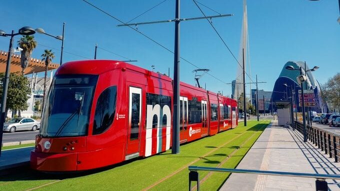 Na trati slouží starší tramvaje Bombardier Flexity Outlook, které se dočkaly nového laku. (foto: Metrovalencia)