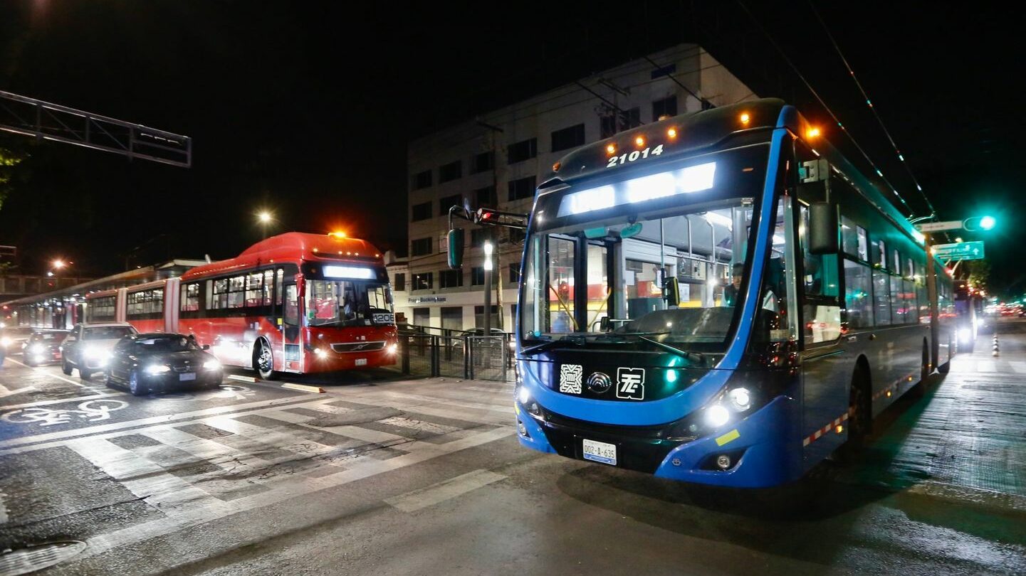 Noční doprava s trolejbusem v popředí. (foto: Twitter Claudia Sheinbaum)
