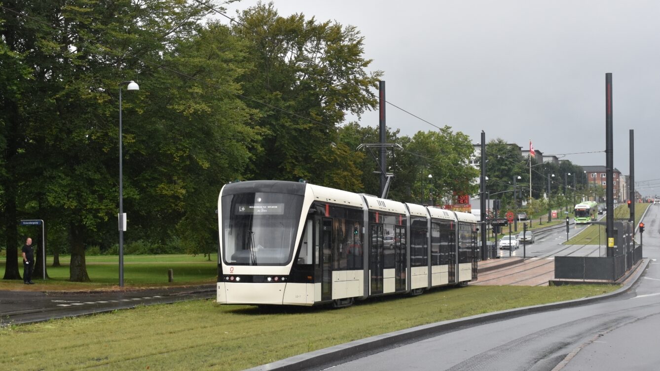 Pro provoz bylo dodáno celkem 16 tramvají Variobahn z produkce Stadleru. Na snímku vidíme vůz během zkoušek v srpnu 2021. (foto: Libor Hinčica)