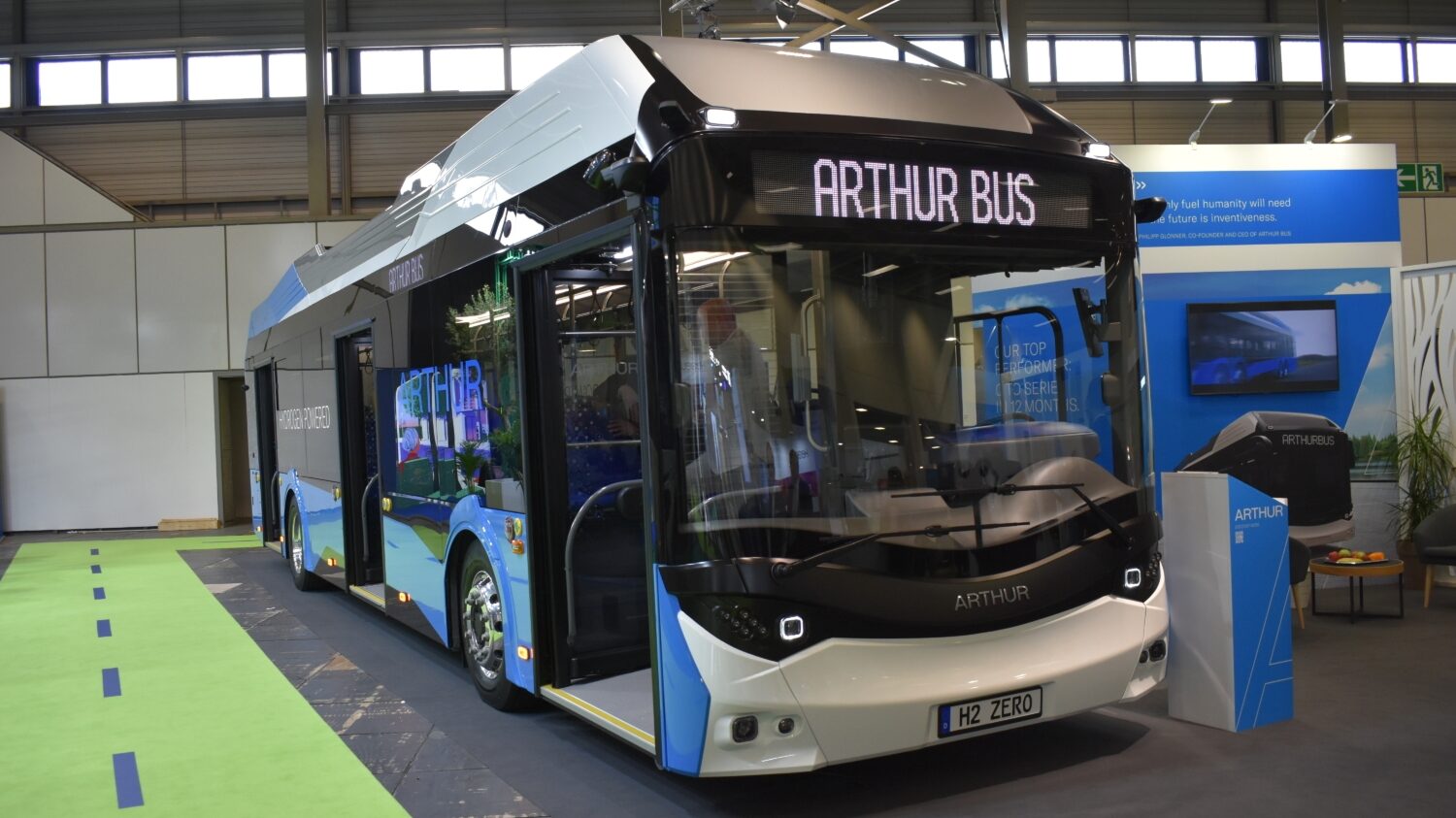 Prototyp autobusu Arthur H2 Zero. Na předním čele je dobře patrné typické prohnutí „do úsměvu“ používané dříve Ursus Busem. (foto: Libor Hinčica)