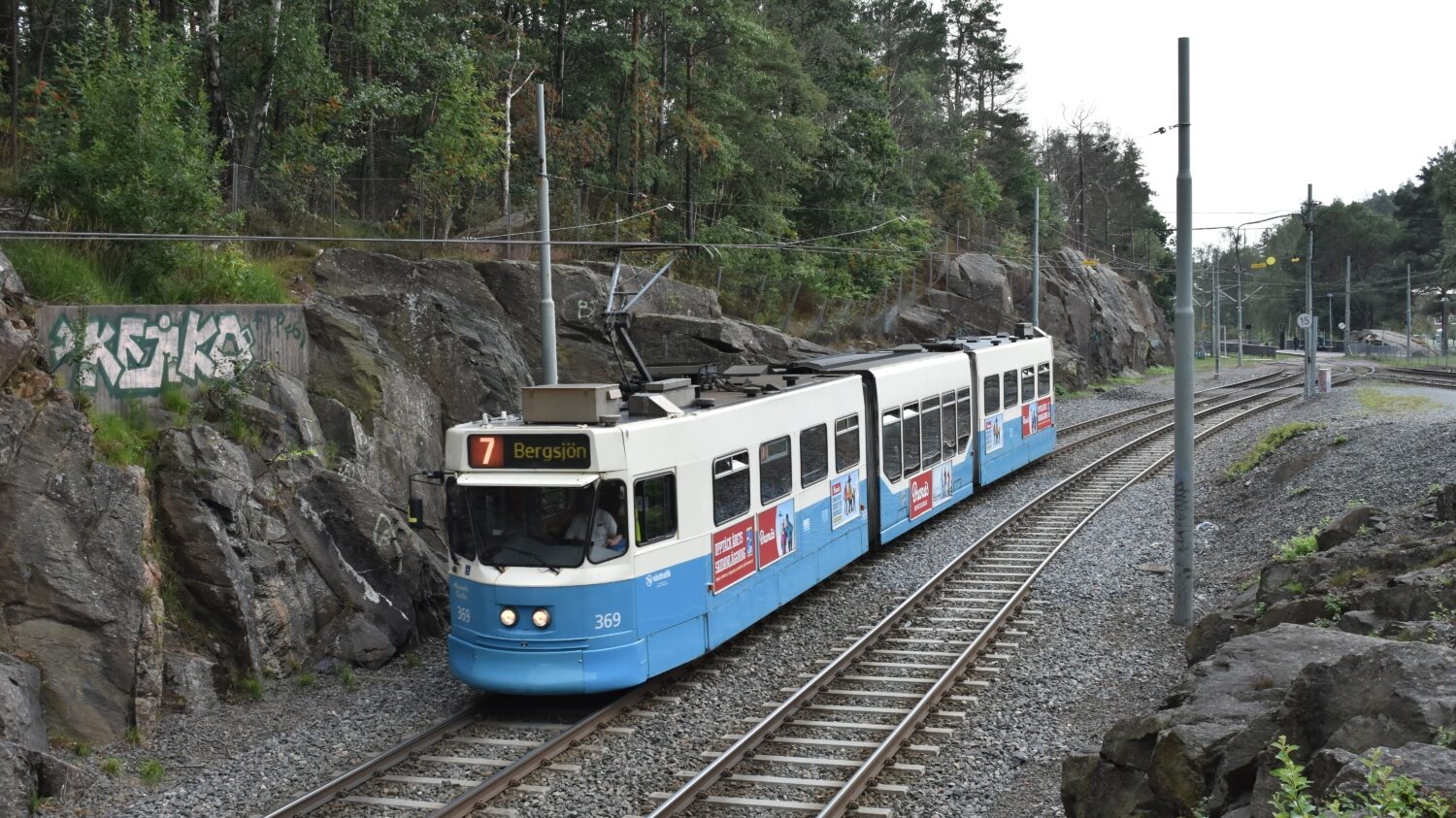 Tramvaj M31 projíždí tramvajovou tratí směrem na konečnou Bergsjön. Ta byla v 60. letech společně s dalšími tramvajovými tratěmi ve městě) postavena dle standardů pro připravované metro, jež však v Göteborgu nikdy nevyjelo. (foto: Libor Hinčica)