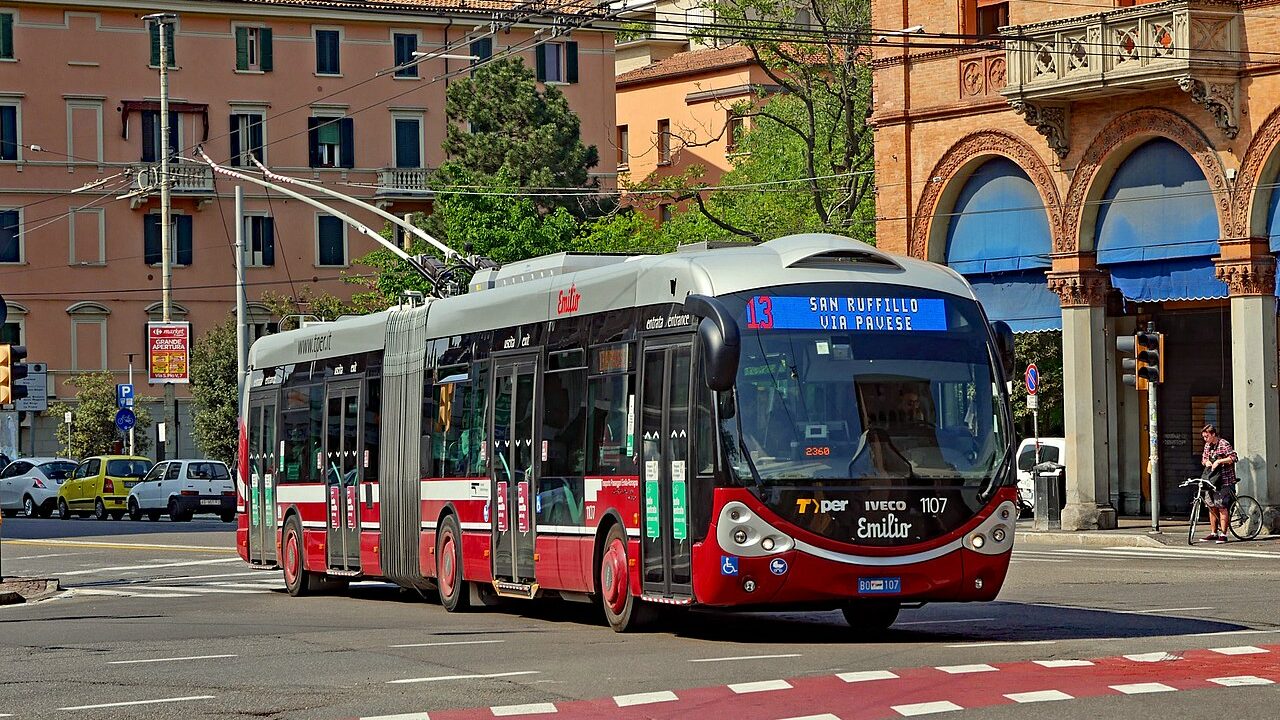 Trolejbus Iveco Crealis Neo 18 v Bologni na starším snímku. (foto: Pieye Trains/Wikipedia.org)