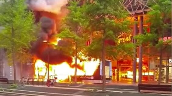 Obrázek z videa hořícího elektrobusu Bluebus dne 29. 4. 2022. (zdroj: Twitter @Le_Messi1)