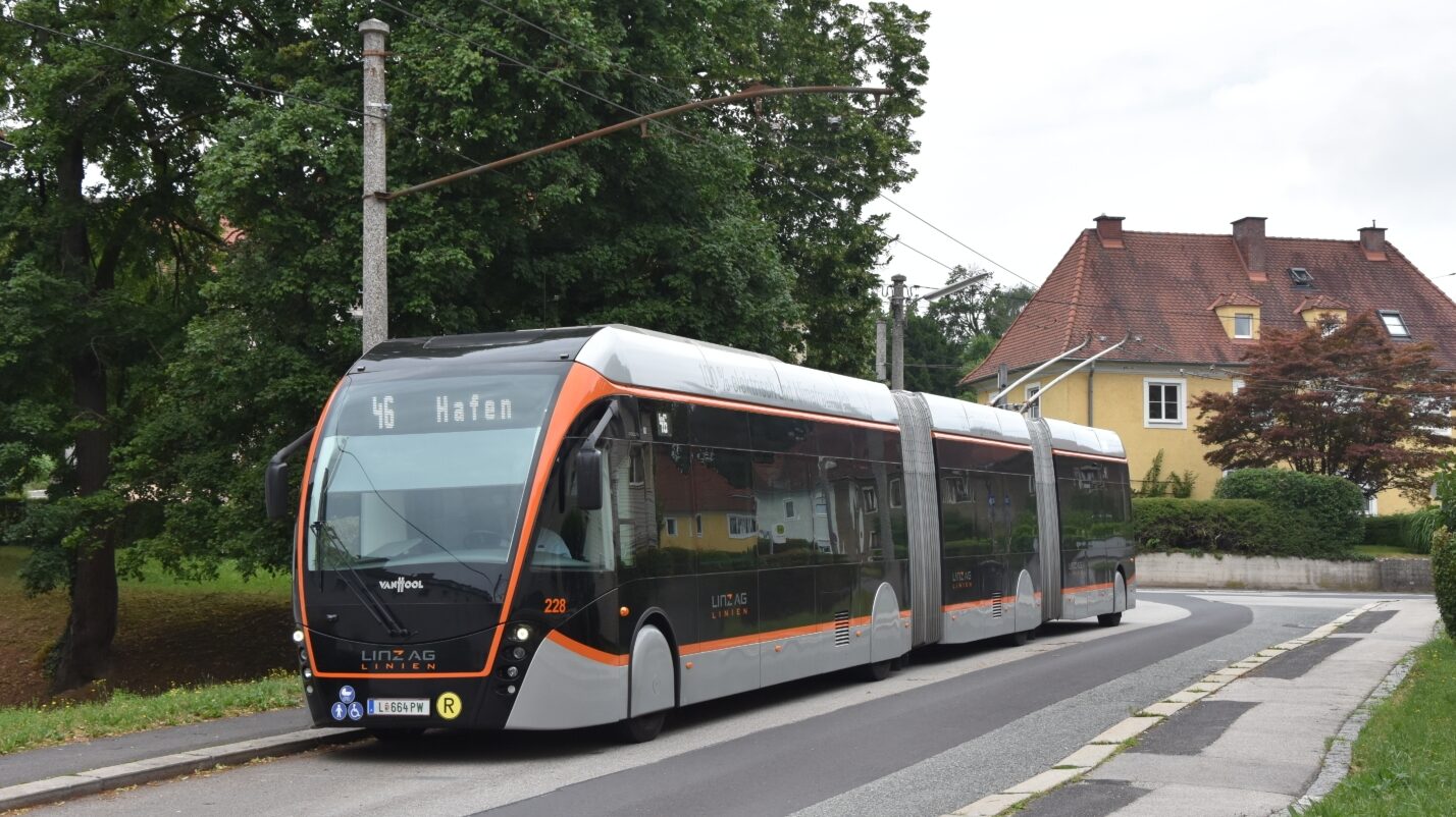 24m trolejbus z produkce Van Hoolu (typu Exqui.City 24T) ev. č. 228 zamířil na prezentaci do Berlína. Snímek z července 2019 zachycuje tento vůz na konečné Froschberg v Linci. (foto: Libor Hinčica)