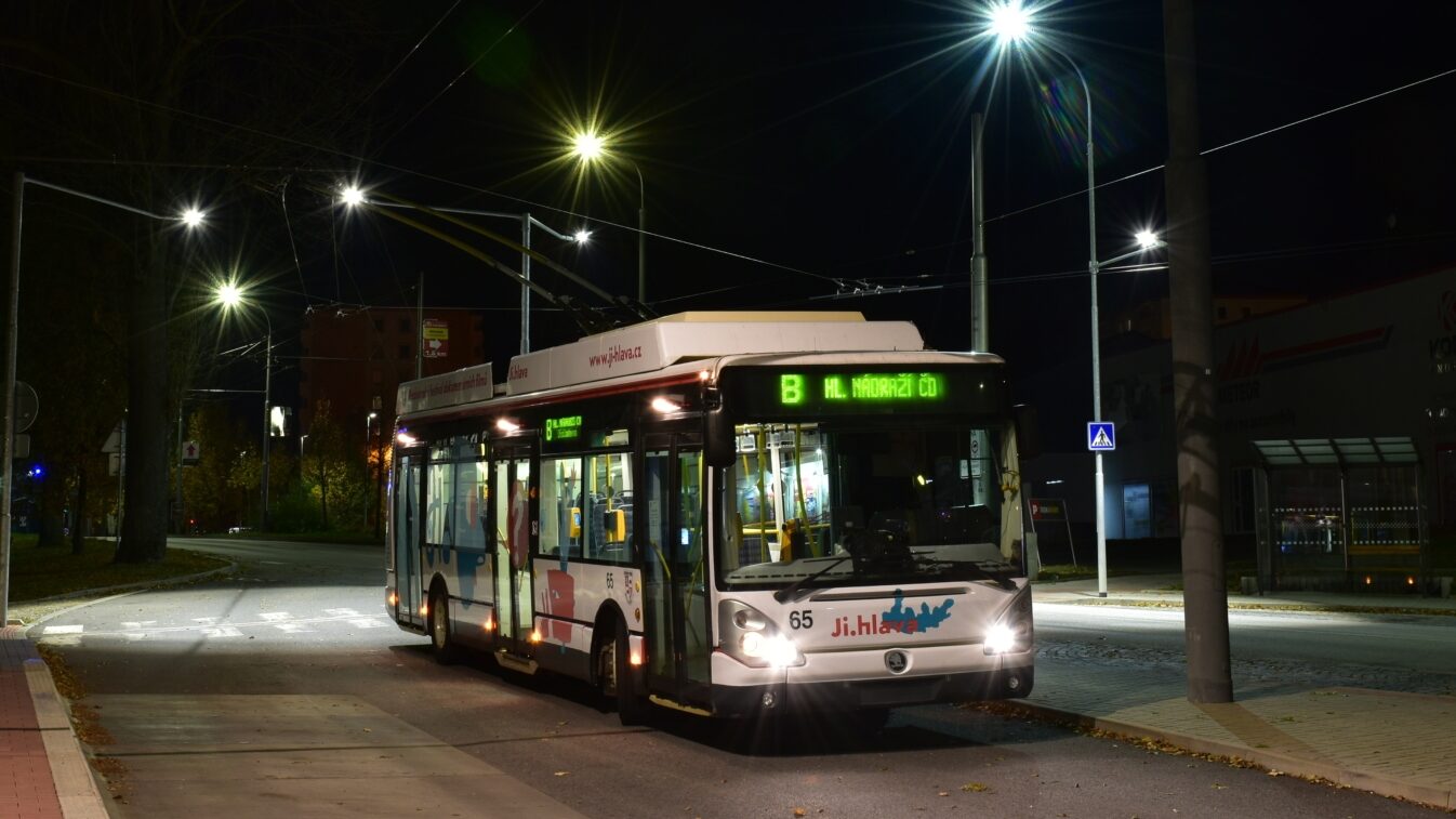 Trolejbus Škoda 24 Tr ev. č. 65 zachycený na konečné Na Dolech dne 24. 10. 2021, což byl neplánovaně poslední den provozu typu 24 Tr s cestujícími v Jihlavě. (foto: Marek Juránek)