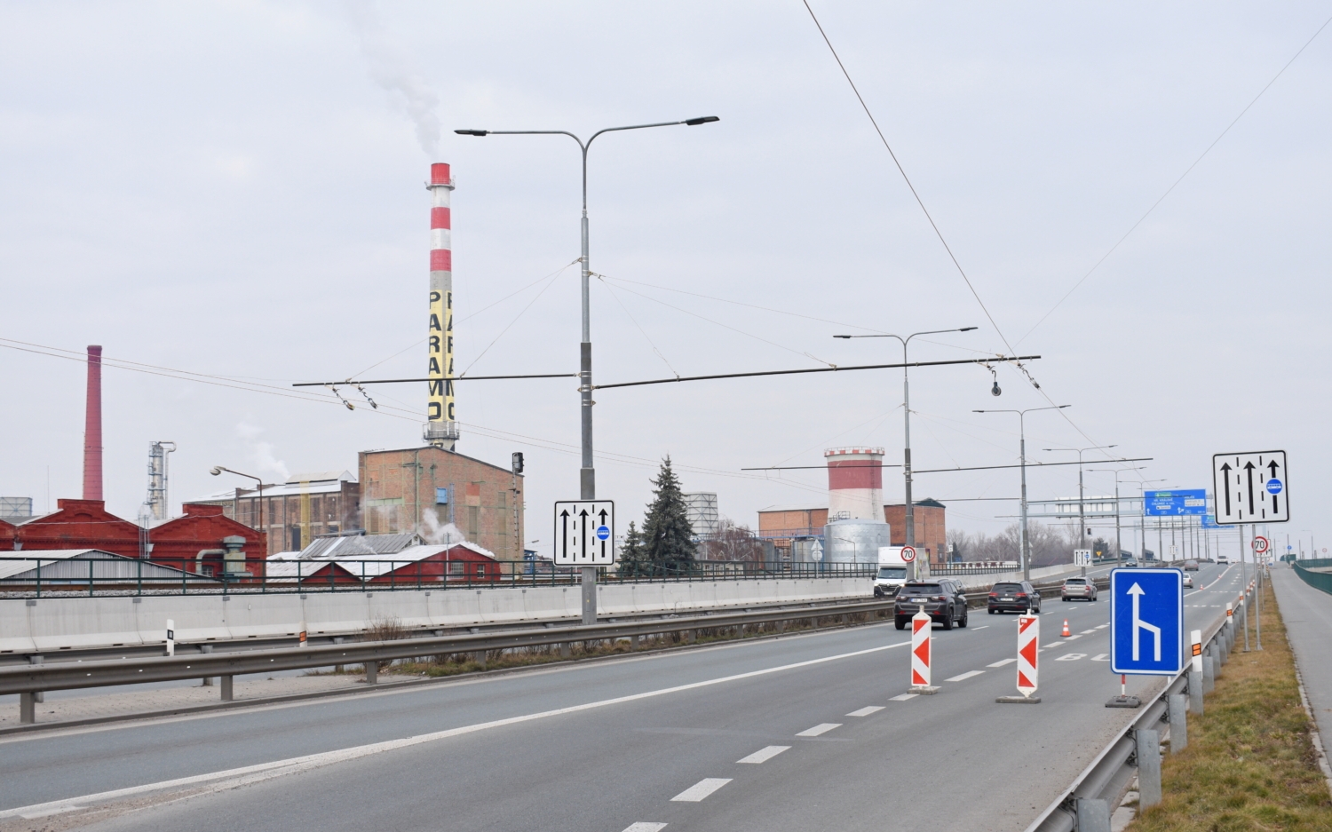 Troleje na novou trať okolo chemického závodu Paramo byly navěšeny o víkendu 5. a 6. března 2022. (foto: Matěj Stach)
