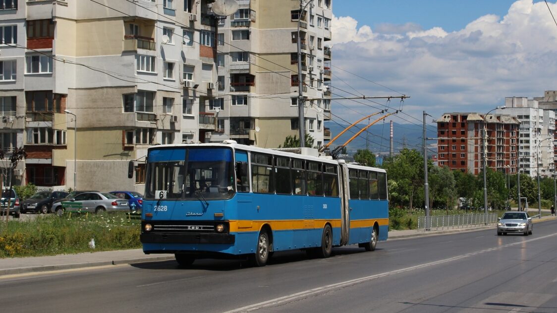 Trolejbus Ikarus 280.92 ev. č. 2628 z roku 1988 je už dnes v ulicích Sofie minulostí. Autor jej zachytil v březnu 2021, v srpnu téhož roku byl sešrotován. (foto: Lukáš Novotný)