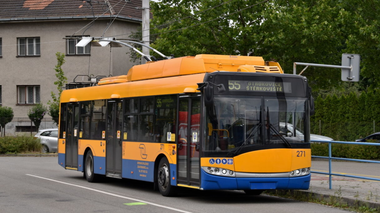 Linka 55 na otrokovické Štěrkoviště již s parciálními trolejbusy