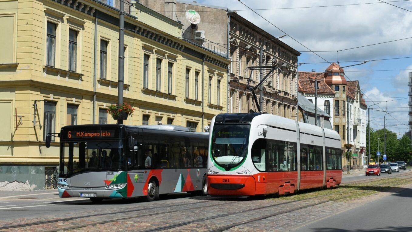 Městská hromadná doprava ve městě je zajišťována autobusy a tramvajemi, avšak provoz je zajišťován dvěma samostatnými společnostmi. Autobus Solaris Urbino 12 svádí na snímku závod s jedním z 12 vozů Končar TMK 2300.(foto: Libor Hinčica)