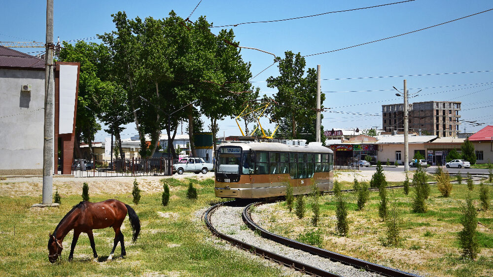 Tramvaje VarioLF.S z Taškentu nalezly uplatnění v Samarkandu, kde naopak vznikl zcela nový tramvajový provoz. Odtud také pochází tento snímek. Ve smyčce Sartepa Massivi právě vykonává obrat vůz VarioLF.S ev. č. 1006, nasazený na linku 1, která se mezi obyvateli Samarkandu těší velké oblibě. Tramvaje jezdí od 6 hodin ráno do půlnoci, přičemž po celou dobu je zachován interval 7,5 minuty. Výprava na lince spočívá celkem v 9-10 tramvajích. (foto: Petr Bystroň)