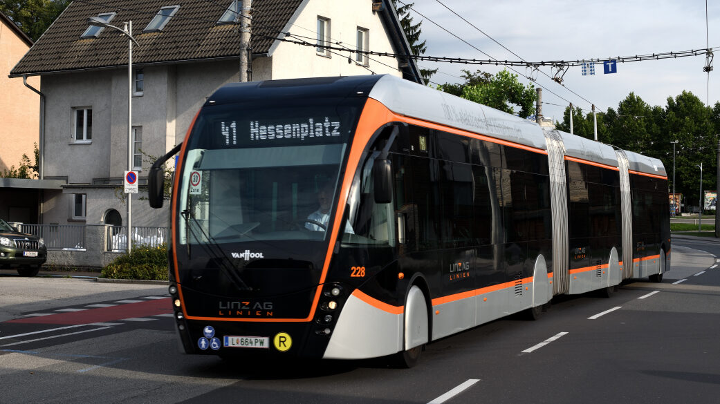 Tříčlánkový trolejbus Van Hool Exqui.City 24T v Linci. (zdroj: Wikipedia.org; autor: MBxd1)