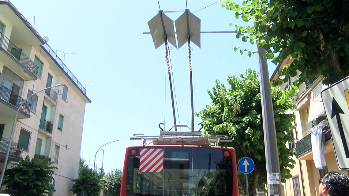 Natrolejovací stříšky s trolejbusem dne 6. července 2022. (foto: Prima tivvù)