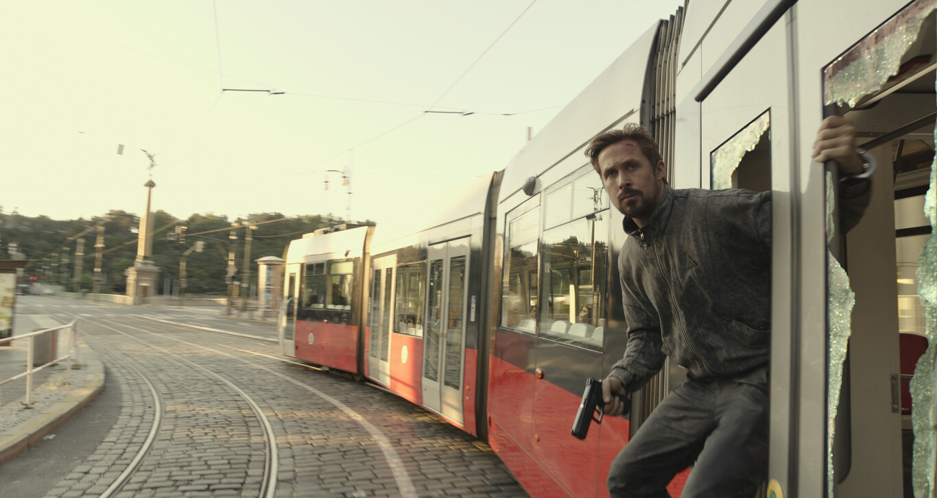 Ryan Gosling jako zvláštní agent CIA Court Gentry i s „jeho“ tramvají. (zdroj: Netflix)