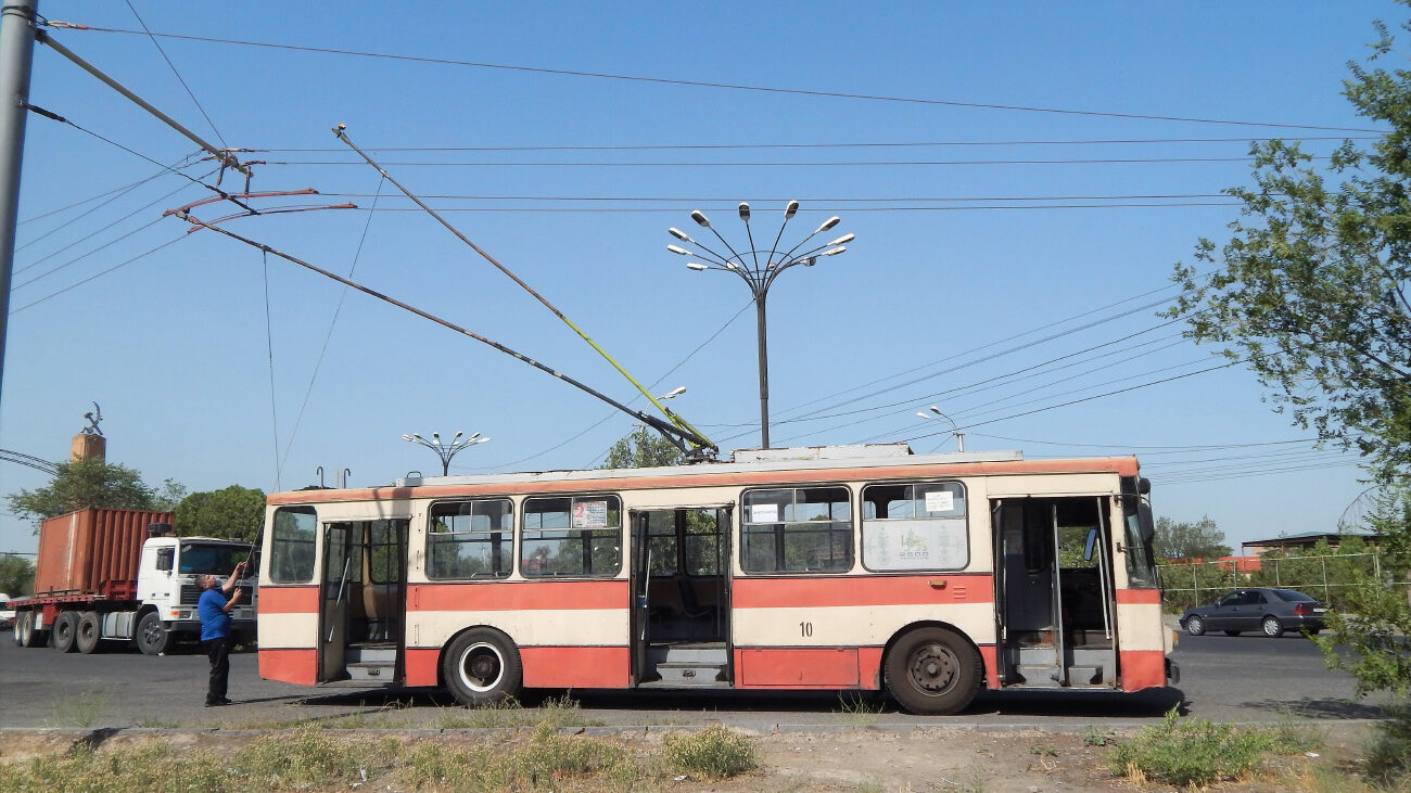 Trolejbus 14 Tr na snímku z července 2022. Nejstarší jerevanské trolejbusy mají 44 let, nejmladší 14 let. Místní čtnáctky mají za sebou zpravidla okolo 30 let služby. (foto: ArtoLejs)
