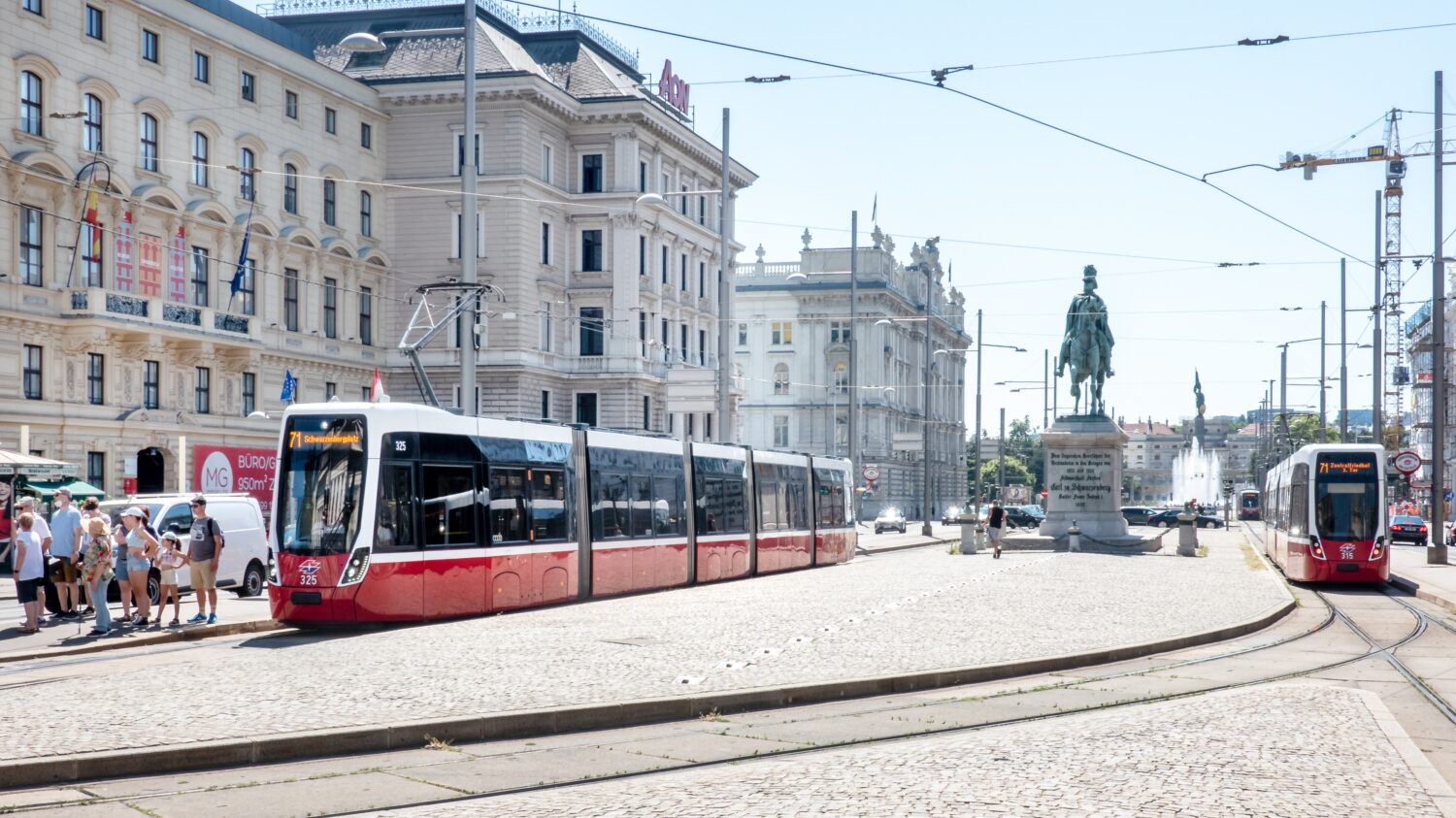 Tramvaje Flexity Wien z produkce Alstomu dříve Bombardieru) na Schwarzenbergplatzu dne 5. 8. 2022. (foto: Manfred Helmer; Winer Linien)
