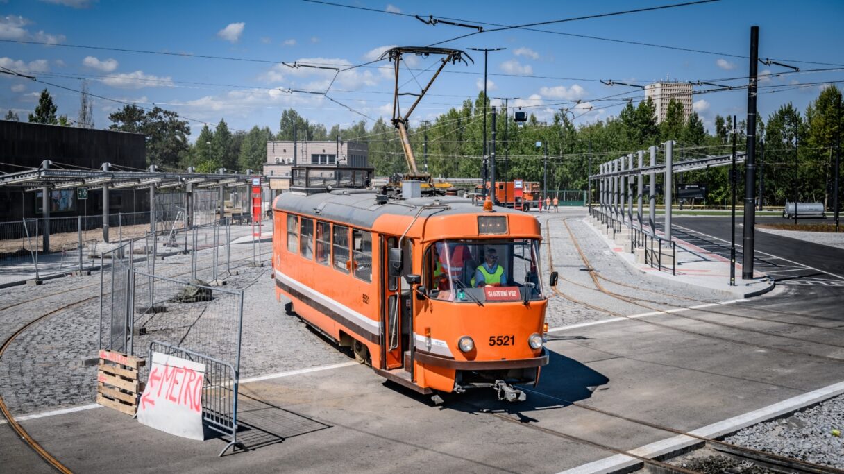 Tramvajová smyčka Depo Hostivař v Praze v provozu