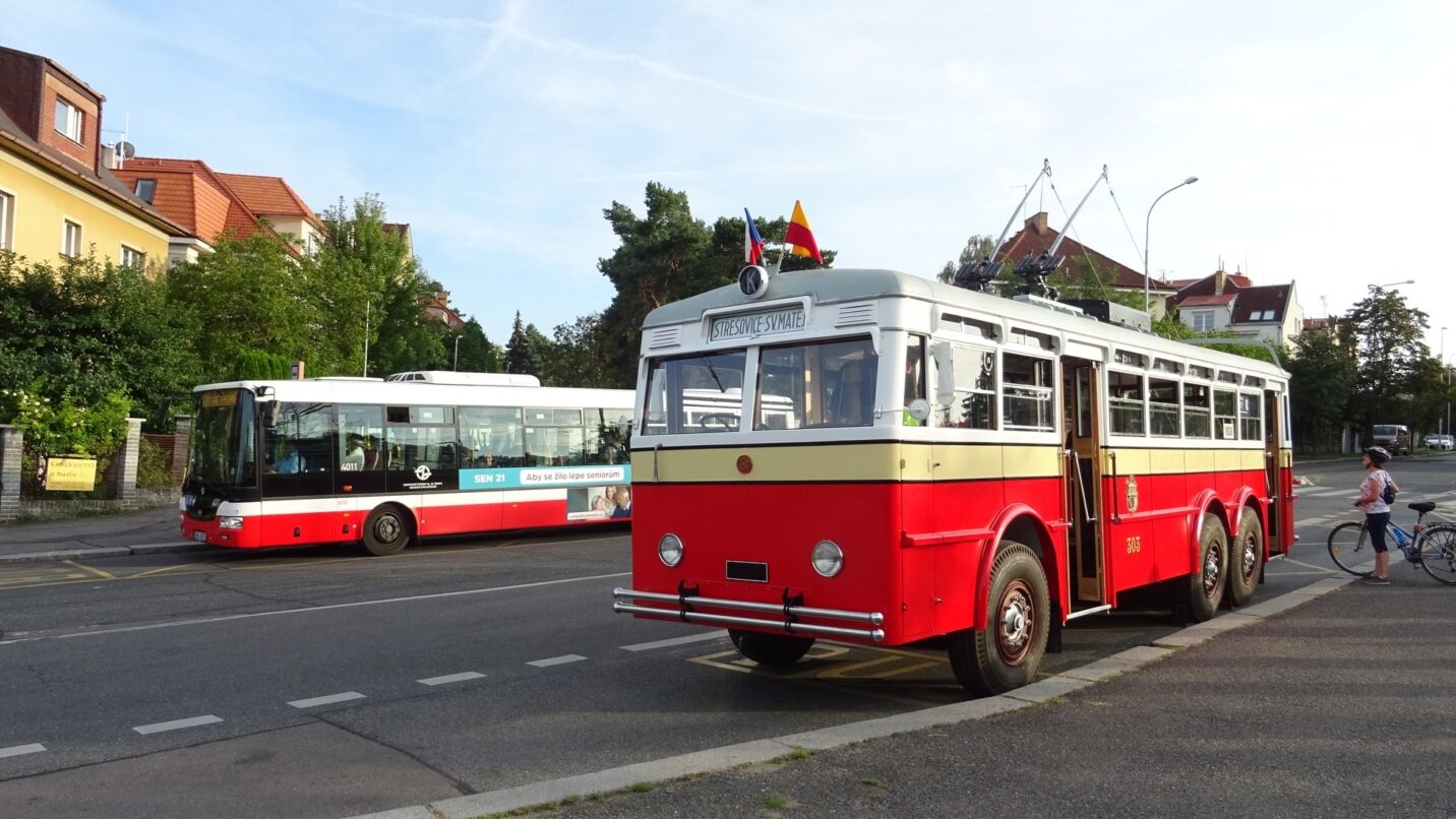 Trolejbus Praga TOT ev. č. 303 měl být naposledy na trati spatřen v roce 1960. Bohužel historie vozového parku pražských trolejbusů není dodnes kvůli chybějícím archivním podkladům důkladně zdokumentována. Na snímku vidíme trolejbus vedle autobusu SOR NB 12 na lince č. 131, kterou by mohly moderní parciální trolejbusy snad výhledově nahradit. (zdroj: FB Trolejbusy v Praze – II. epocha)