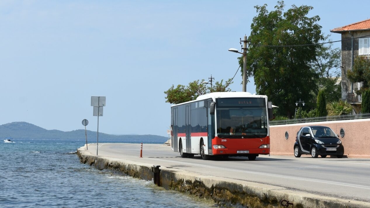 Jeden z pěti neodebraných autobusů Mercedes-Benz Citaro, jenž je dnes k vidění v ulicích chorvatského Zadaru. 