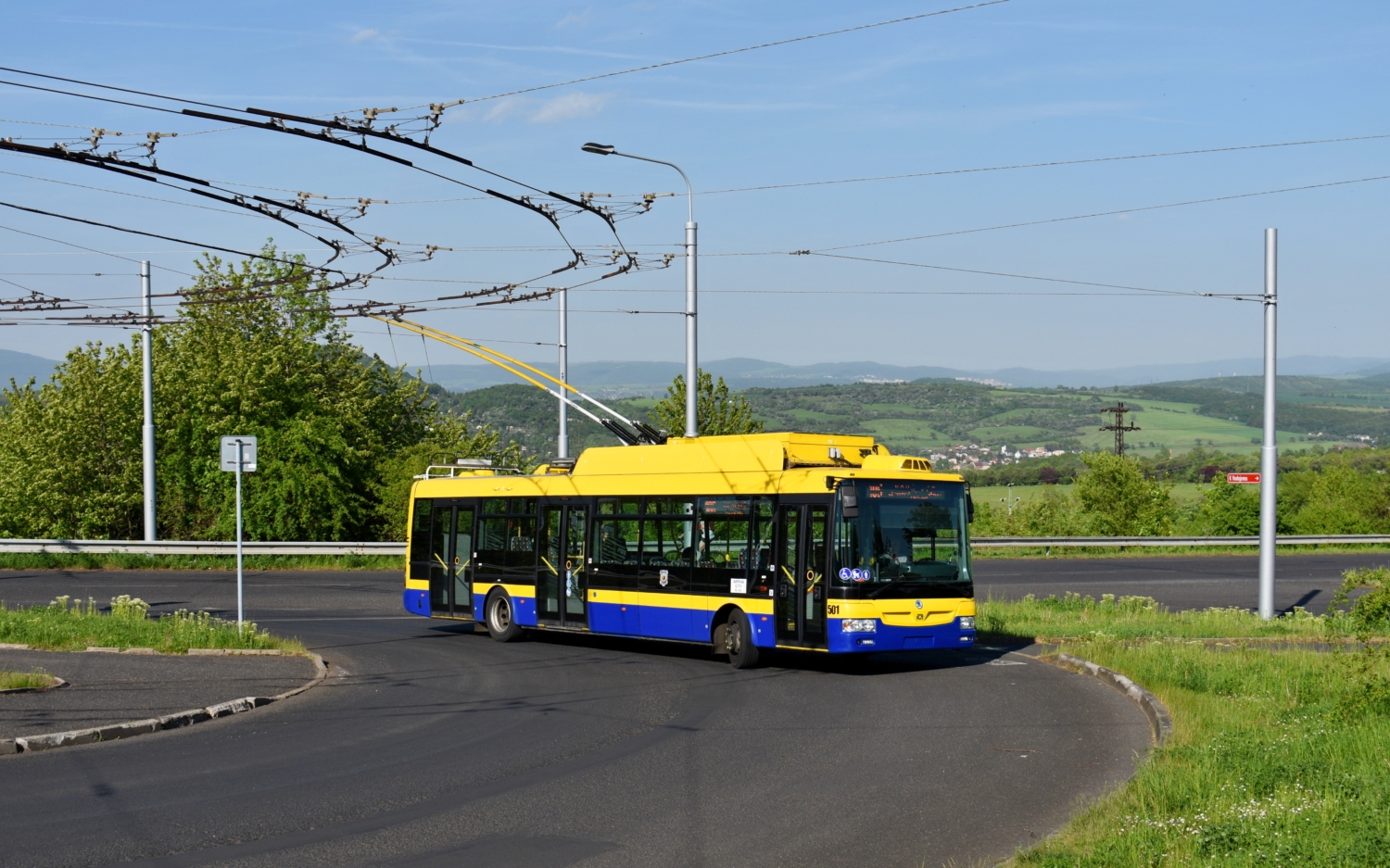 Parciální trolejbus Škoda 30 Tr ev. č. 501 přijíždí dne 11. 5. 2022 na lince 106 do obratiště Nová Ves. (foto: Matěj Stach)