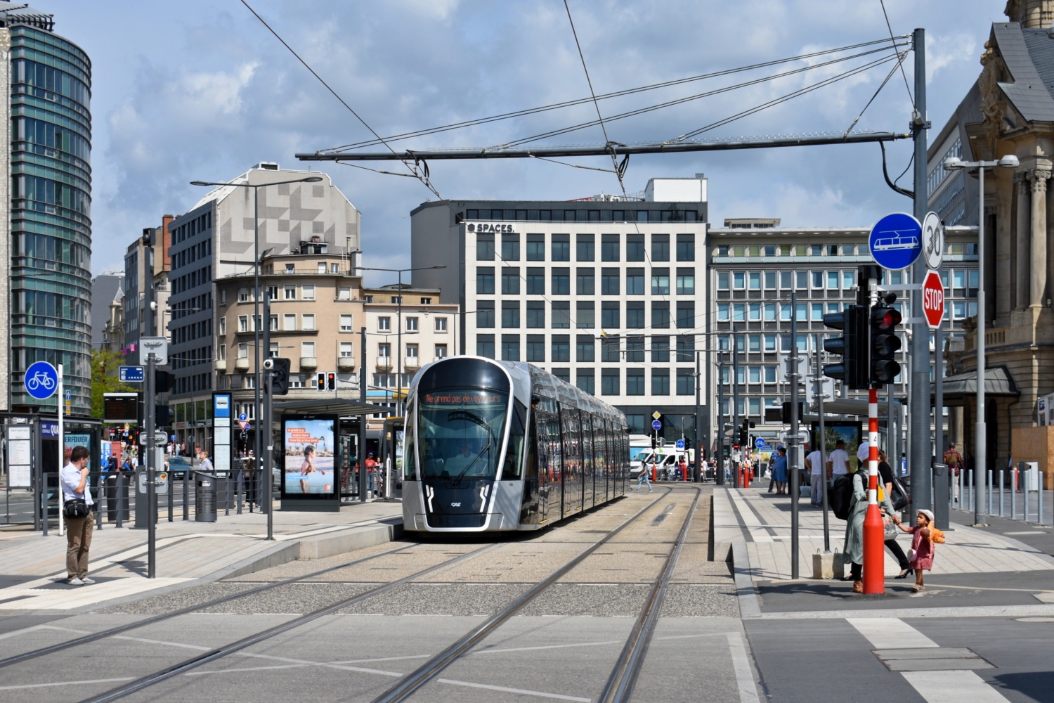 V zastávce Gare Centrale vyčkává na výstup cestujících CAF Urbos 3 ev. č. 108 z roku 2017. Od poloviny září bude jeho konečnou až Lycée Bouneweg. (foto: Matěj Stach)