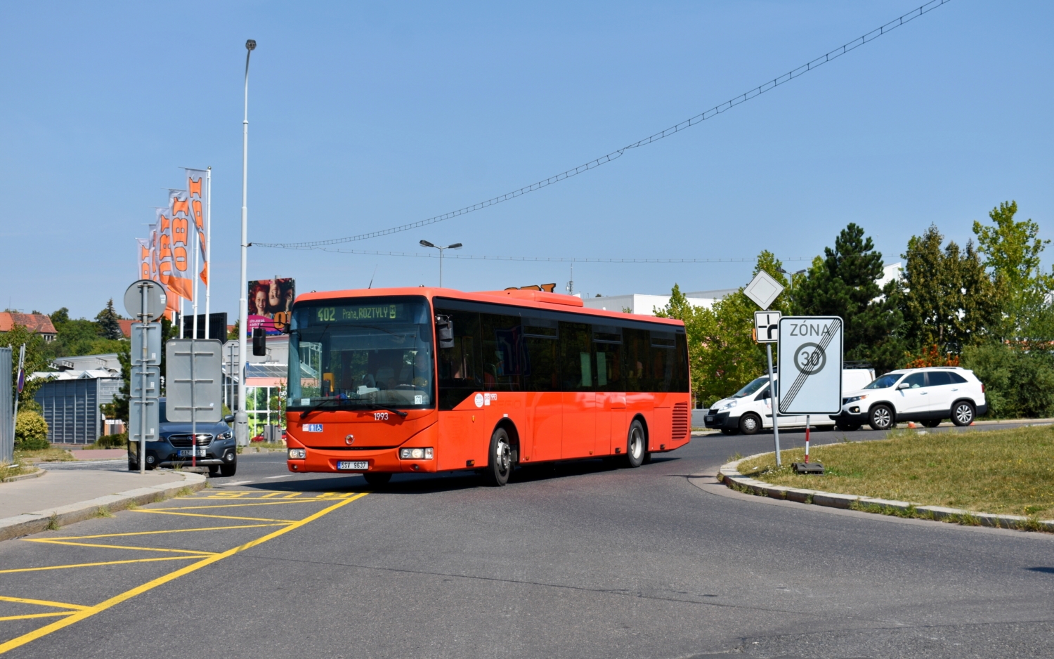Dnes (tj. 18. 8. 2022) obsloužil Irisbus Crossway LE 12M ev. č. 1993 pořadí 402/31 obsahující pár spojů z Čáslavi do Prahy a zpět. Fotografie pochází z terminálu Roztyly. (foto: Matěj Stach)