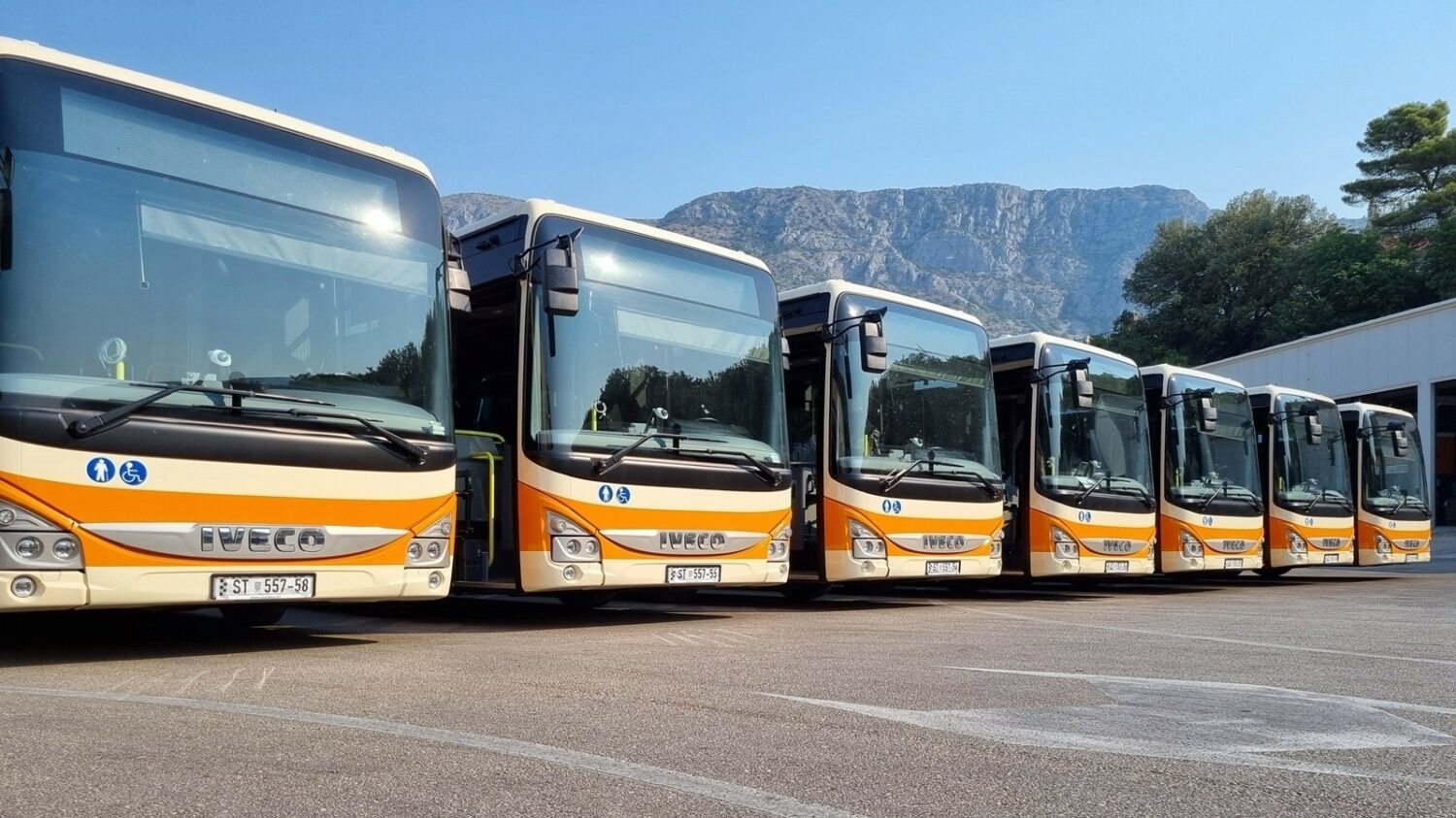 Prvních sedm z osmnácti objednaných autobusů Iveco Crossway LE LINE pro Dubrovník. (foto: město Dubrovník)