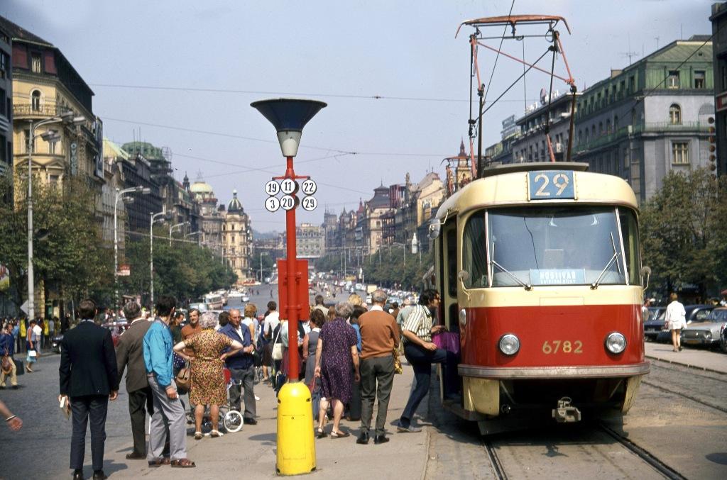 Jeden z nejznámějších snímků s tramvají na Václavském náměstí dokumentu vůz T3 ev. č. 6782 z roku 1971 na zastávce pod sochou sv. Václava. Tramvaj ev. č. 6782 byla později prodána společnosti Pars nova, která ji použila pro výrobu tramvaje KT3UA pro města Krivoj Rog (zde pod ev. č. 067). Oficiálně ale posloužil průkaz způsobilosti vozidla pro papírovou modernizaci na typ T3R.PV (v Praze pod ev. č. 8159). (zdroj: archiv DPP)