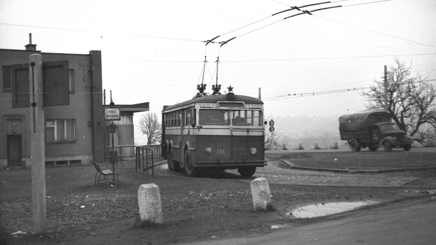 Na trati linky č. 59 se neobjevovaly jen trolejbusy Tatra 400, jak dokazuje tento snímek s vozem Praga TOT z koncové smyčky. Vůz ev. č. 311 byl vyroben v roce 1938. Celkem měla Praha 12 trolejbusů Praga TOT (včetně prototypu), z nichž poslední dojezdily v roce 1959. Prototyp se podařilo zachránit a je dnes ozdobou muzea pražské MHD. (foto: archiv DPP)