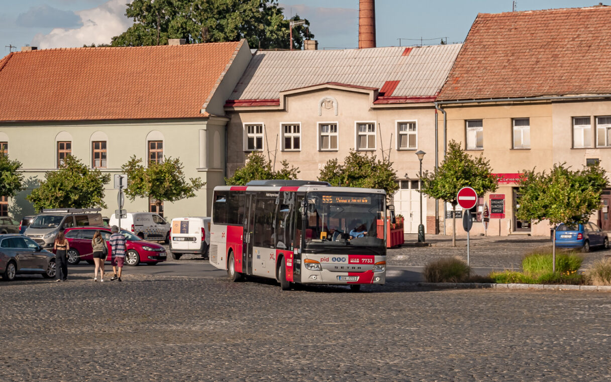 Autobusy Setra S 415 LE business od ICOMu v šedé a červené