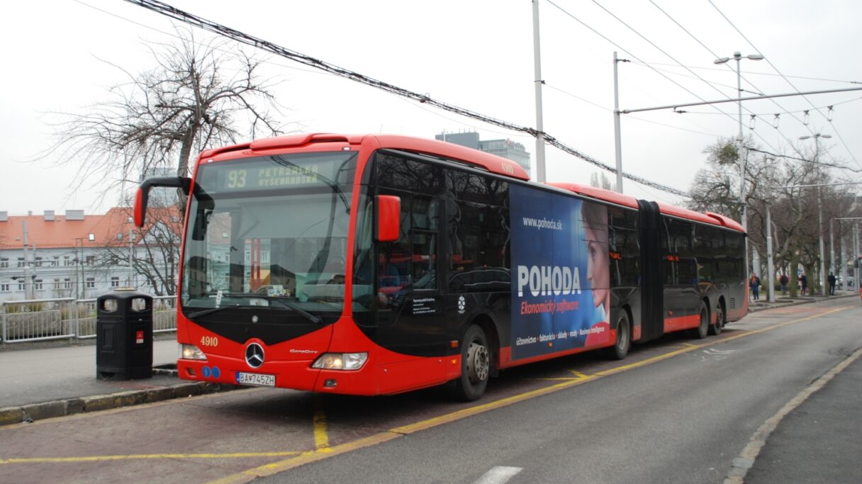 Bratislava vypsala výběrová řízení na až 250 kloubových autobusů
