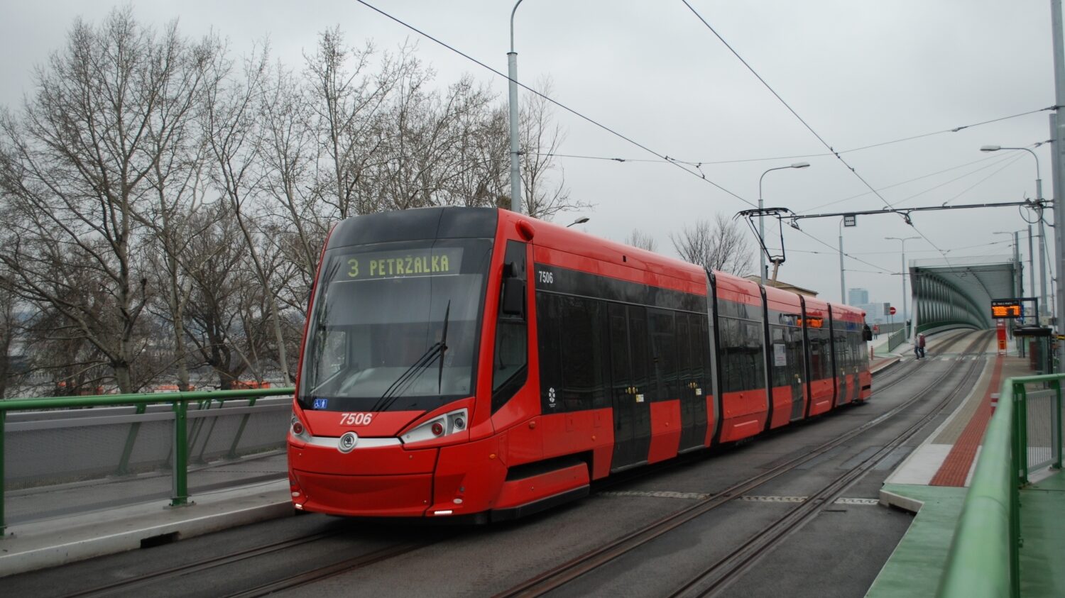 Tramvaj Škoda 30T na prvním úseku tramvajové tratě na Petržalku. (foto: Libor Hinčica)