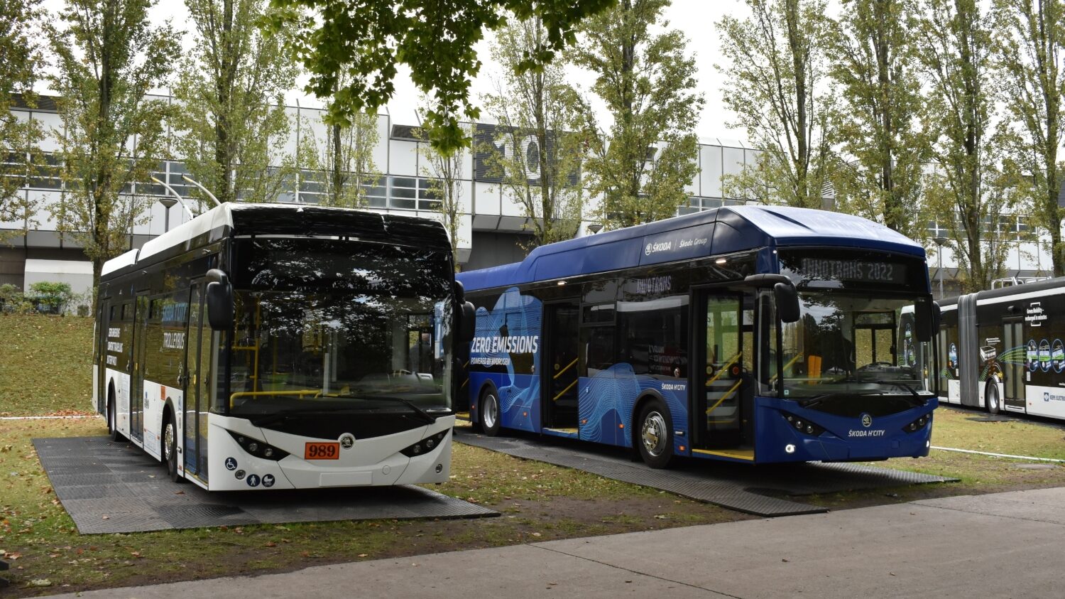 Trolejbus Škoda 36 Tr vedle prototypu vodíkového elektrobusu H’City, jenž je veden jako typ Škoda 36 BB, neboť využívá homologaci elektrobusu. Snímek pochází z veletrhu InnoTrans, kde si vodíkový autobus odbyl svou premiéru. (foto: Libor Hinčica)