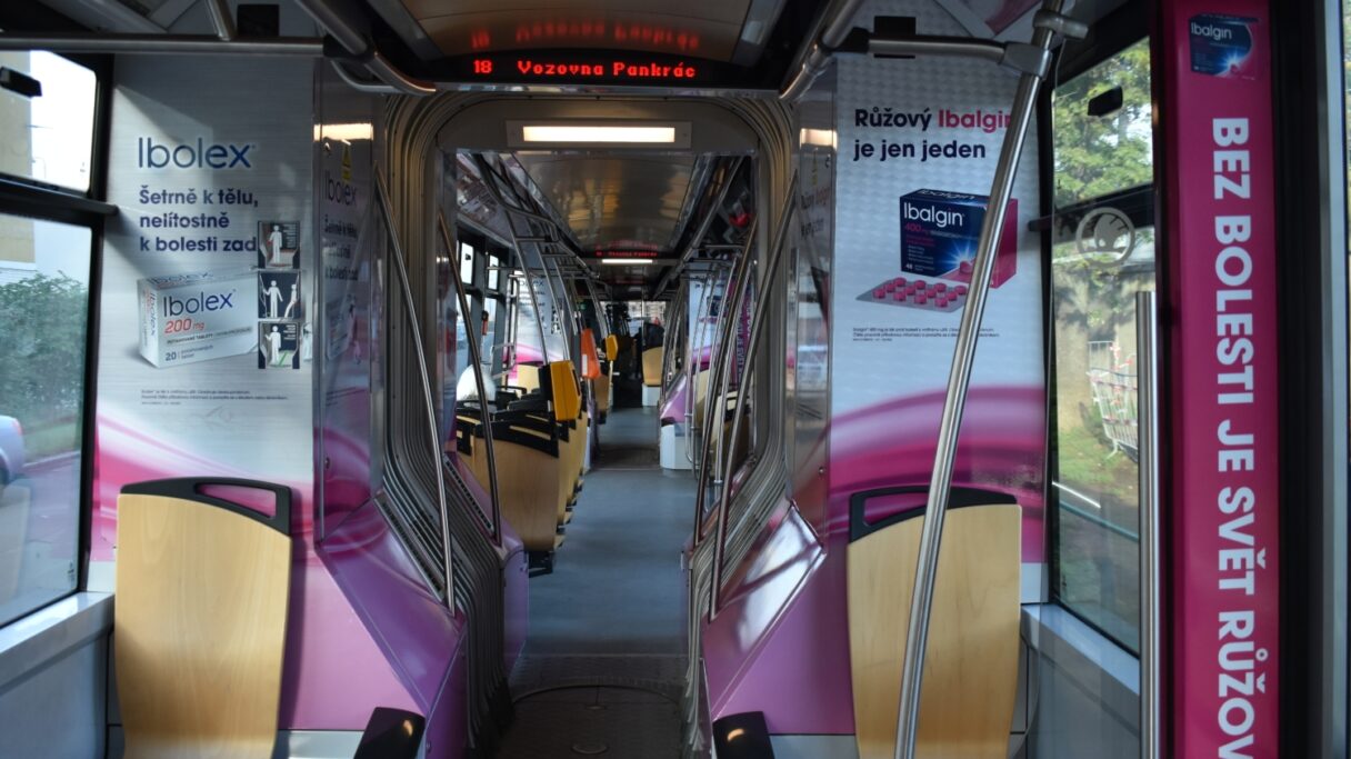 Konec reklamního smogu v pražských tramvajích 15T?
