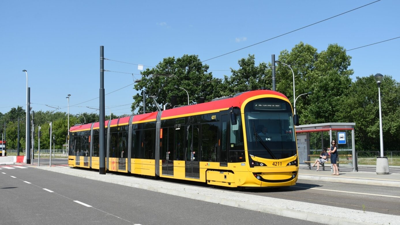 Ve Varšavě se již nachází téměř 40 tramvají z produkce Hyundai Rotem. Nejvíce je zastoupen  obousměrný typ 141N o délce 33 m. foto: Libor Hinčica)