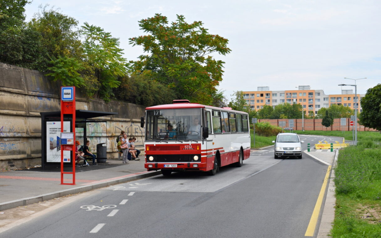 Situaci v Praze zachraňují historické autobusy Karosa