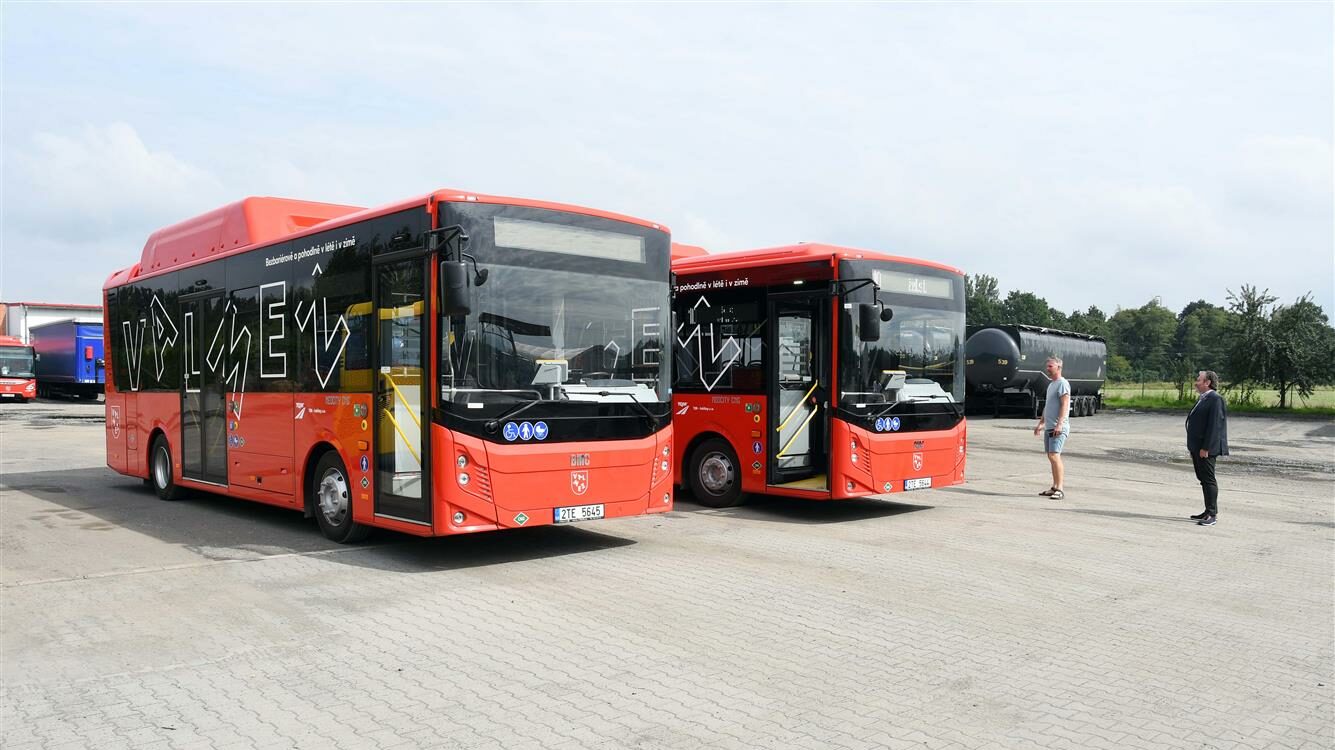 Pohled na dvojici nových midibusů Neocity 9 CNG z producke BMC. (foto: Město Valašské Meziříčí)