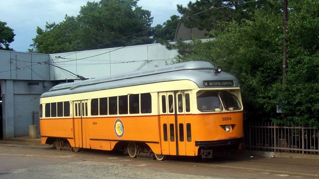 Na snímku z roku 2005 vidíme tramvaj PCC ev. č. 3256 z roku 1946. První vozy PCC dorazily do Bostonu v roce 1937, sériové dodávky začaly o čtyři roky později. Sta let v pravidelném provozu se však nejspíše nedožijí. (zdroj: Wikipedia.org; foto: Adam E. Moreira)