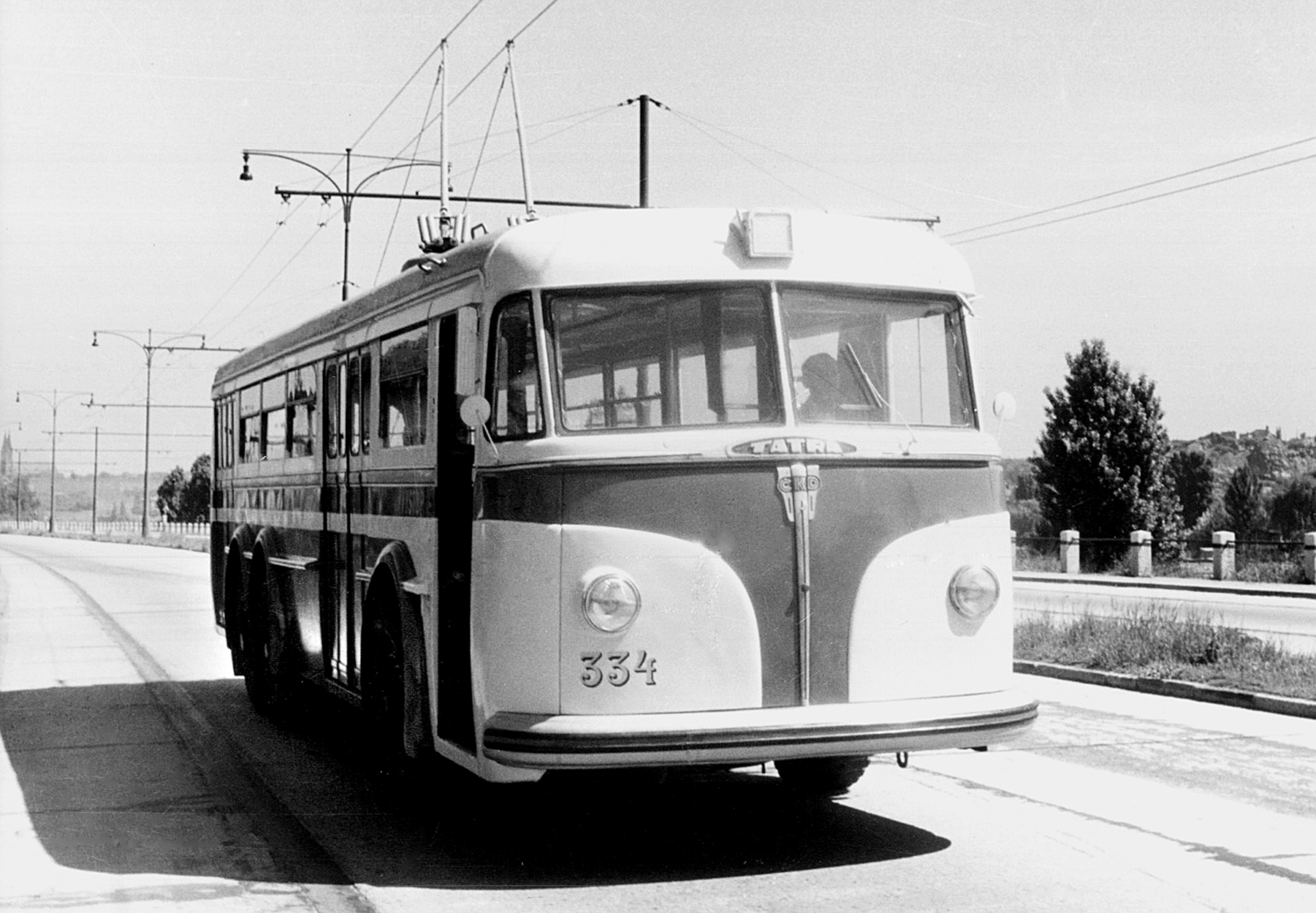 Trolejbus Tatra 400 ev. č. 334 z roku 1948 pocházející z první výrobní série (série I.A) tatrovek. Na fotografii ČKD je zachycen na výpadovce Praha – Zbraslav. (sbírka: Jan Arazim)