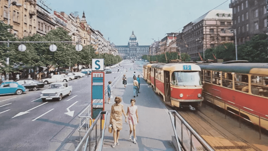 Tramvaje byly neodmyslitelnou součástí Václavského náměstí takřka sto let. Ta poslední se přes něj projela 13. prosince 1980. My si přiblížíme tramvaj ve spodní části „Václaváku“ výřezem dobové pohlednice. 