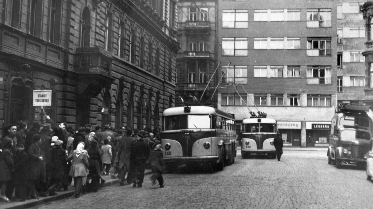 Trolejbusy Tatra 400 v den zahájení pravidelného provozu (18. 4. 1954) na lince č. 59. Snímek pochází z konečné na Újezdě, kam byla linka č. 59 dodatečně v rámci výstavby svedena. (zdroj: archiv DPP)