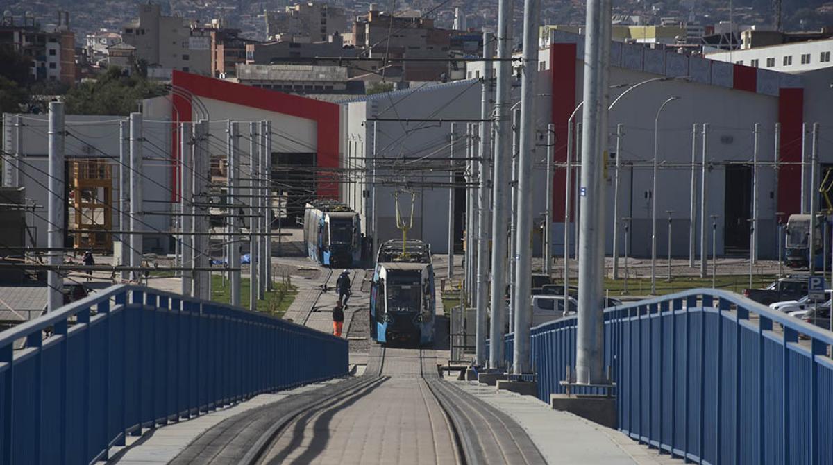 Pohled směrem do vozovny. Po této stoupající trati budou šplhat do nadzemního podlaží hlavní stanice systému Mi Tren tramvaje červené linky. Zelená a žlutá linka budou v přízemí. (foto: José Rocha/Los Tiempos)