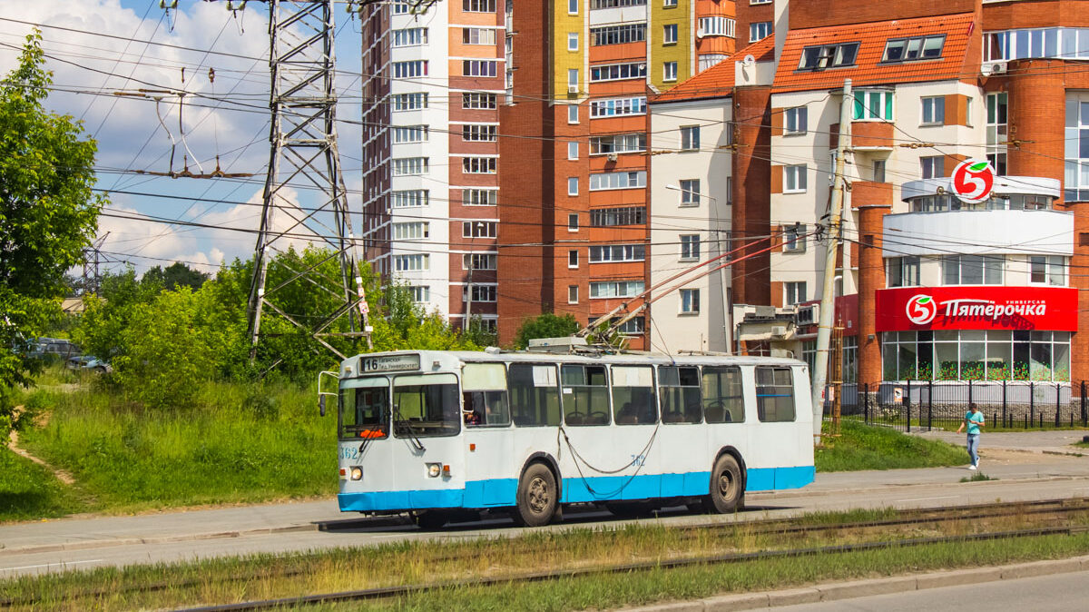 Trolejbusový provoz v Jekatěrinburgu přípomíná spíše sraz veteránů. Tento vůz patří mezi ty mladší, je z roku 2001. (foto: Maksim V. Fandjušin)