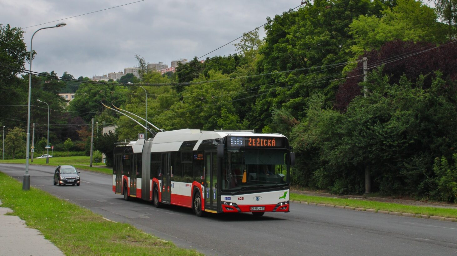 Ústí nad Labem pořídlo devět parciálních trolejbusů Škoda 27 Tr již v roce 2019. Teď k nim může přikoupit dalších až 33, přičemž nová dodávka již bude mít dvoumotorové provedení. (foto: Michal Křivánek)