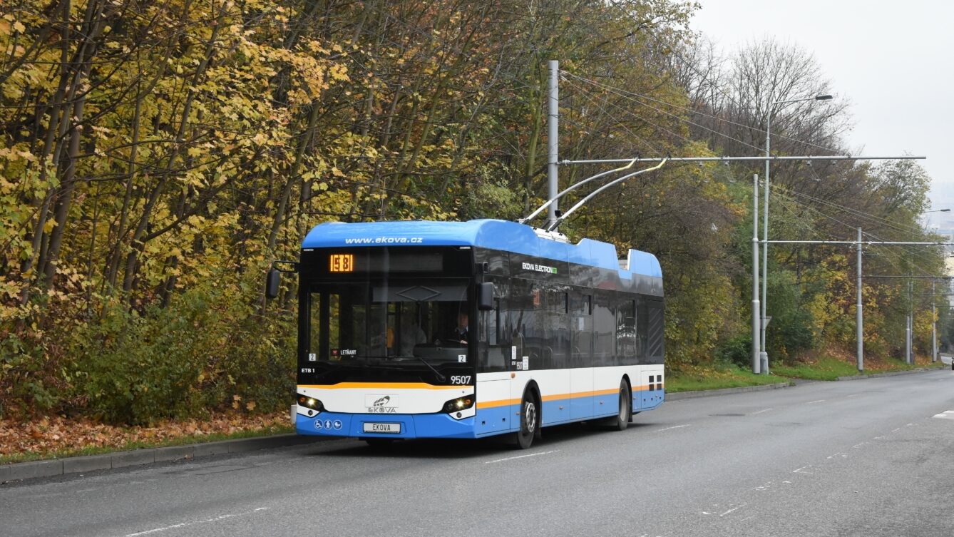 Testovací trolejbus Ekova Electron 12T pražského ev. č. 9507 stoupá dne 3. 11. 2019 Proseckou ulicí. (foto: Libor Hinčica)