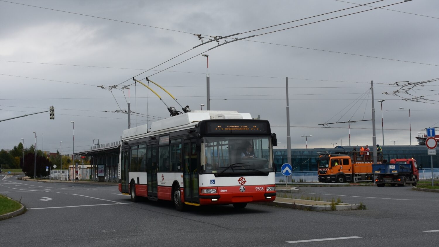 První jízda trolejbusu po nově vybudované trati mezi Letňany a Čakovicemi dne 6. 10. 2022. (foto: Libor Hinčica)