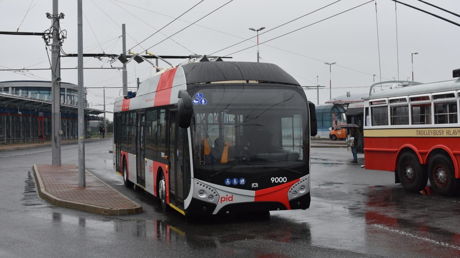 Trolejbus SOR TNS 12 se v barevném provedení PID objevil prozatím jen na dva dny, konkrétně 15. a 16. 10. 2022, kdy byl prezentován v Letňanech při příležitosti připomínky 50 let od ukončení trolejbusové dopravy v Praze. (foto: Libor Hinčica)