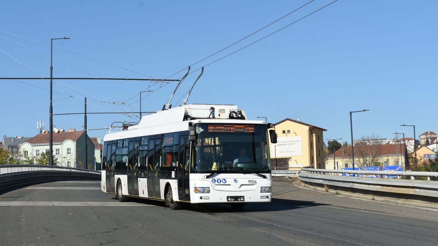 Trolejbus Škoda 30 Tr ev. č. 9506 (u DP Hradec Králové ev. č. 38) na estakádě na Čuprově ulici během první zkoušky dne 27. 10. 2022. (foto: Libor Hinčica)
